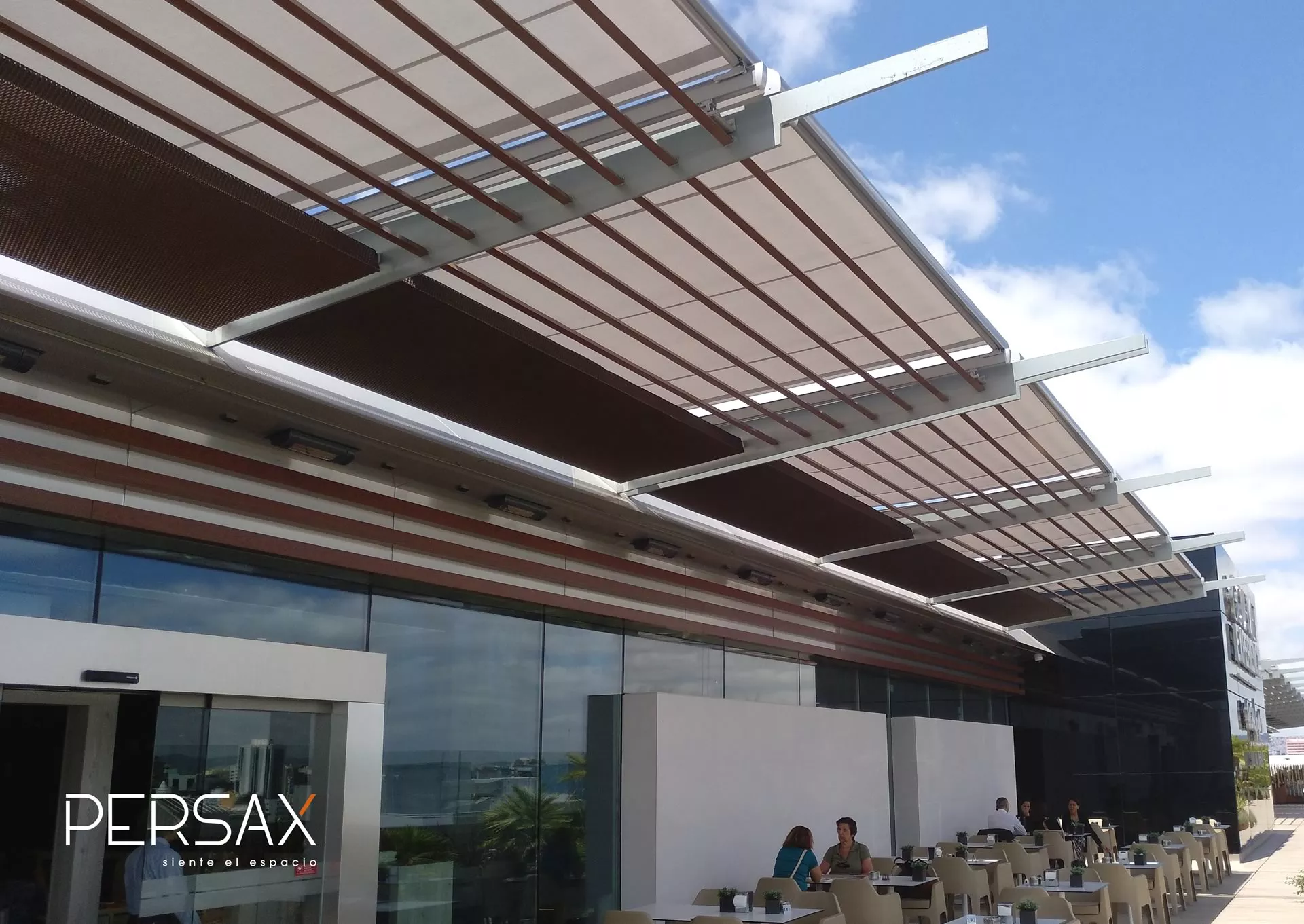 Instalación de toldos, pérgolas y estores de lona para ventanas, balcones, terrazas y jardines