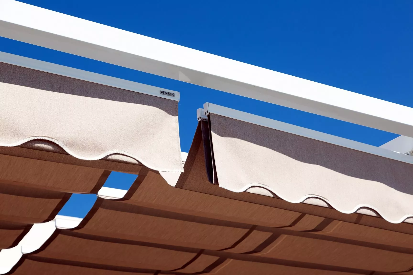 Instalación de toldos, pérgolas y estores de lona para ventanas, balcones, terrazas y jardines